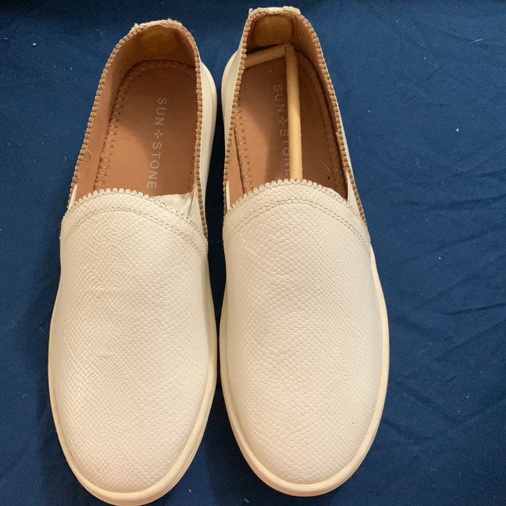 Sun + Stone light off white super lite weight loafers. Size 7